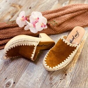 Free People Austin Mules in tan suede with crochet detailing size 37